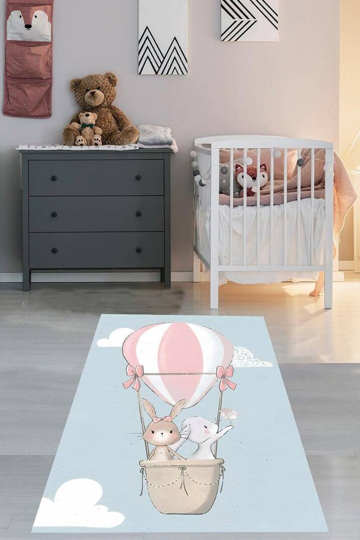 Pelangi Uçan Balon ve Sevimli Tavşanlar Yıkanabilir Kaymaz Taban Leke Tutmaz Çocuk Odası Halısık, Mavi-Pembe-Beyaz 120 x 160 - 1